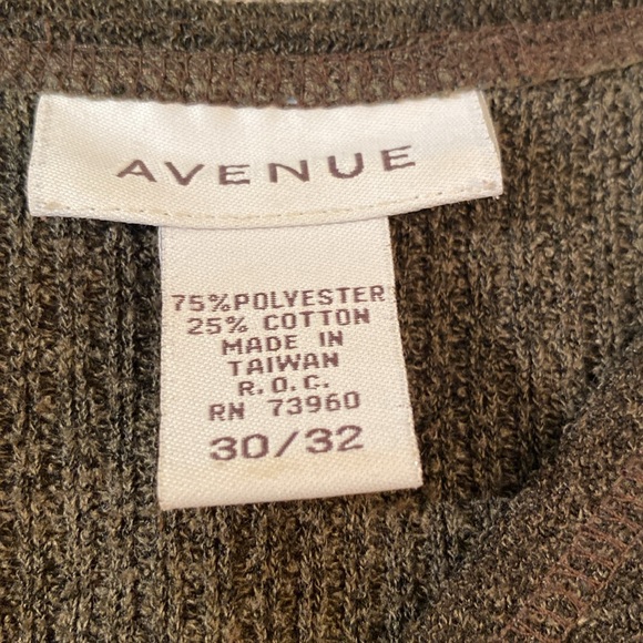 Avenue - women’s v-neck plus size tunic. Size30/32 - Picture 3 of 7